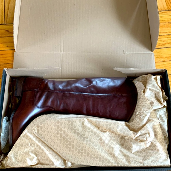 NEW: Frye Melissa Button Boot, size 8.5 in Mahogany. - Picture 4 of 5